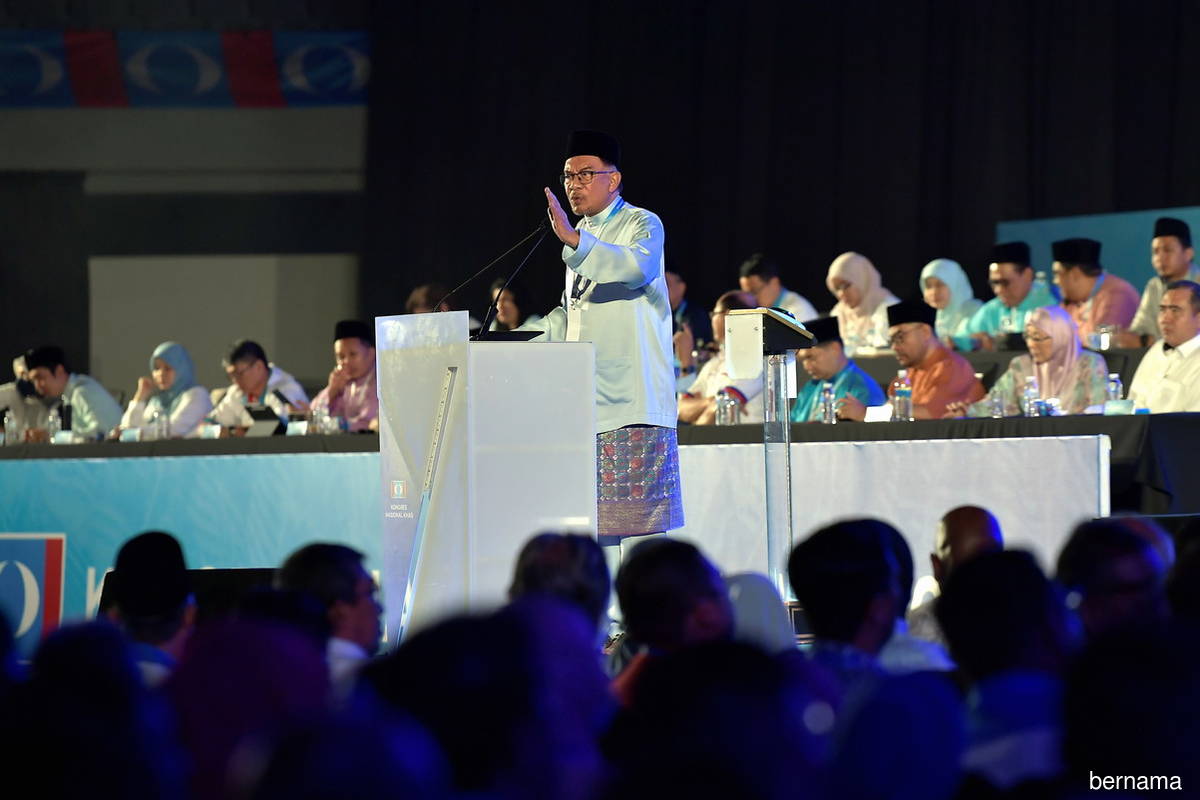 Anwar lambasts leaders who 'fool the people'